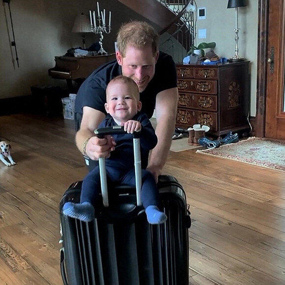 Le prince Harry, duc de Sussex avec son fils Archie (Netflix)