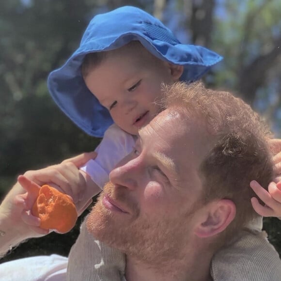 Le prince Harry, duc de Sussex avec son fils Archie. (Netflix)