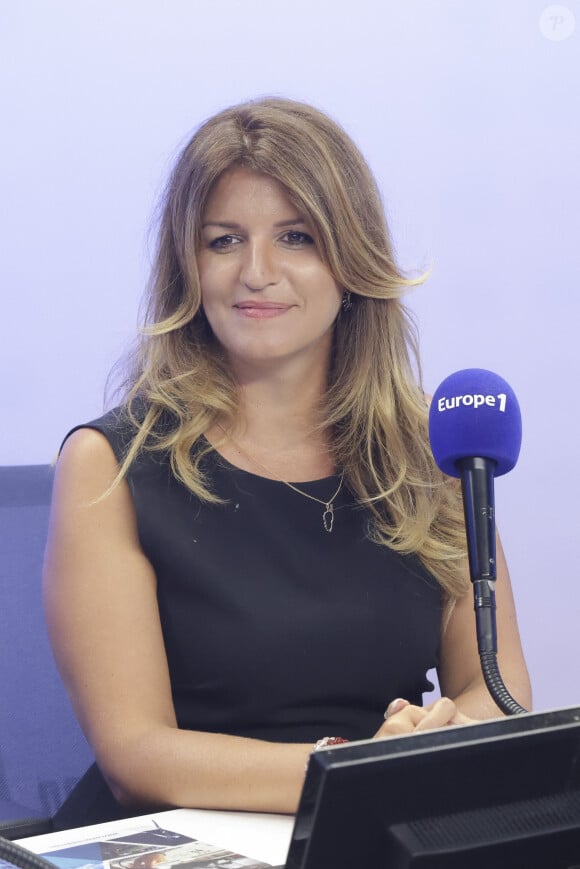 Marlène Schiappa devient chroniqueuse dans "Estelle à midi".
Exclusif - Marlène Schiappa sur le plateau de l'émission "On marche sur la tête", diffusée en direct sur Europe 1. Le 26 août 2024 © Jack Tribeca / Bestimage