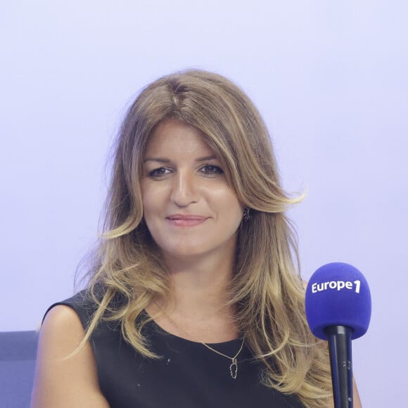 Marlène Schiappa devient chroniqueuse dans "Estelle à midi".
Exclusif - Marlène Schiappa sur le plateau de l'émission "On marche sur la tête", diffusée en direct sur Europe 1. Le 26 août 2024 © Jack Tribeca / Bestimage