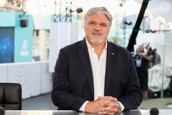 Tout comme David Douillet ! Deux ex-ministres pour le prix d'un !
Exclusif - David Douillet - Plateau de l'émission "Paris accueille la flamme Olympique" sur le parvis de l'hôtel de ville à Paris, diffusée en direct sur France 2 en marge du concert de la Place de la République à l'occasion du Relais de la Flamme olympique. © Christophe Clovis / Bestimage