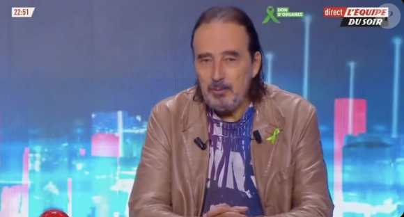 "Didier Roustan, notre président à vie, nous a quittés. Pour lui, pour vous, l'émission de ce soir sera spéciale afin de lui rendre hommage. Remémorons-nous ensemble tous les bons moments passés avec lui pour ne jamais oublier. On t'aimera toujours Didier", publie le compte de L'Équipe du soir sur X.
Dernière apparition à l'antenne de Didier Roustan, avant qu'il ne nous quitte. Le 22 juin dans L'Equipe du soir