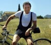 Ce jeudi 12 septembre, Michel Drucker fête ses 82 ans. On ne le présente plus tant il semble avoir toujours été sur nos écrans.
Rencontre avec Michel Drucker posant avec son vélo à Eygalières. 