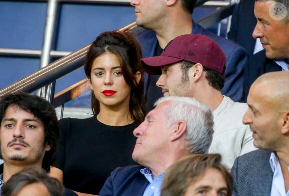 Louis Sarkozy et sa femme Natali Husic dans les tribunes lors du match de Ligue 1, Paris Saint-Germain (PSG) vs Toulouse FC (TFC) au Parc des Princes à Paris, France, le 20 août 2017. 