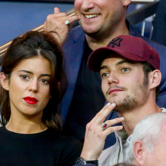 Tout semble sourire à Louis Sarkozy !
Louis Sarkozy et sa femme Natali Husic dans les tribunes lors du match de Ligue 1, Paris Saint-Germain (PSG) vs Toulouse FC (TFC) au Parc des Princes à Paris, France. Le PSG a gagné 6-2. 