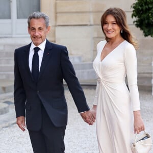 Nicolas Sarkozy et sa femme Carla Bruni-Sarkozy (robe Ralph Lauren) - Dîner d'état en l'honneur du président des Etats-Unis et sa femme au palais de l'Elysée à Paris, à l'occasion de leur visite officielle en France. Le 8 juin 2024 © Jacovides-Moreau / Bestimage 