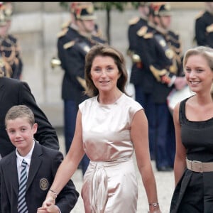 Depuis sa tendre enfance, il a l'habitude d'être sous le feu des projecteurs. A rappeler que son père Nicolas Sarkozy fut président de la République entre 2007 à 2012.
Pierre Sarkozy, Cécilia Attias aux côtés de ses trois enfants, Louis Sarkozy, Jeanne-Marie et Judith Martin - Passation de pouvoir entre Jacques Chirac et Nicolas Sarkozy au palais de l'Elysée.