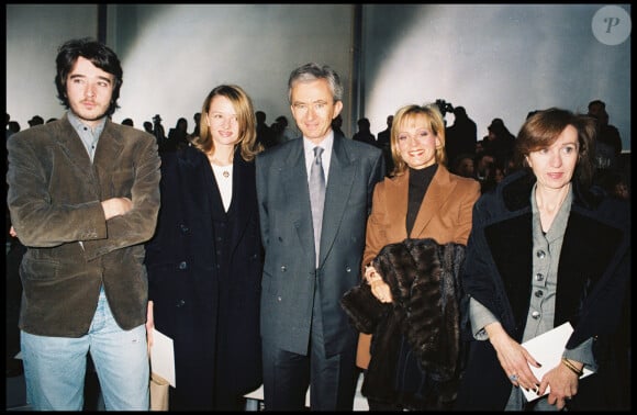 BERNARD ARNAULT - HELENE ARNAULT ET SES ENFANTS ANTOINE ET DELPHINE - BACKSTAGE - DEFILE DE MODE LOUIS VUITTON COLLECTION PRET A PORTER AUTOMNE HIVER 1998 1999 A PARIS  