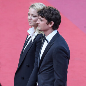 Niels Schneider et sa compagne Virginie Efira - Montée des marches du film "Hors Normes" pour la clôture du 72ème Festival International du Film de Cannes. Le 25 mai 2019 © Jacovides-Moreau / Bestimage 