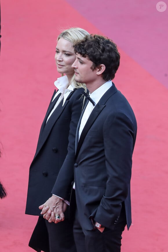 Niels Schneider et sa compagne Virginie Efira - Montée des marches du film "Hors Normes" pour la clôture du 72ème Festival International du Film de Cannes. Le 25 mai 2019 © Jacovides-Moreau / Bestimage 