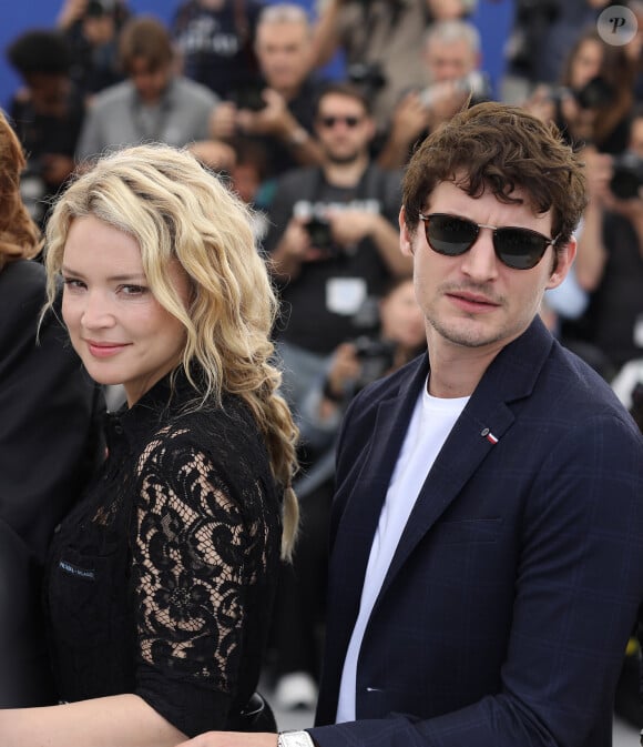 Virginie Efira et son compagnon Niels Schneider au photocall de "Sibyl" lors du 72ème Festival International du Film de Cannes, le 25 mai 2019. © Dominique Jacovides/Bestimage 