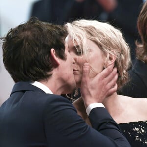 Virginie Efira et son compagnon Niels Schneider à la première de "Sibyl" lors du 72ème Festival International du Film de Cannes, le 24 mai 2019. 