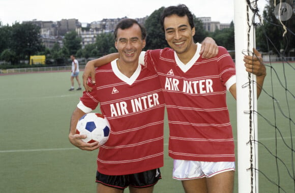 Si Michel Denisot a peinait à trouver ses mots, Arsene Wenger semblait sous le choc, quand Bertrand Latour qui partageait avec lui quelques débats enflammés dans L'Equipe du soir, n'a pu retenir ses larmes.
En France, à Paris, portrait de Francis Cadot et Didier Roustan, animateurs de Sport Dimanche Vacances sur TF1