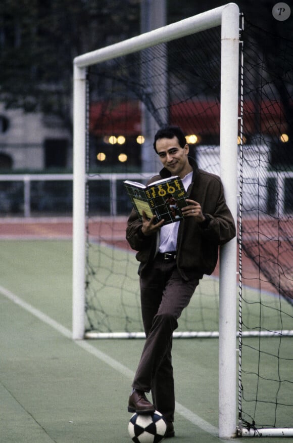 Tous les chanceux qui ont pu croiser sa route sont unanime, cet amoureux du beau jeu était animé par ce sport qu'il connaissait tant.
En France, Didier Roustan sur un terrain de football