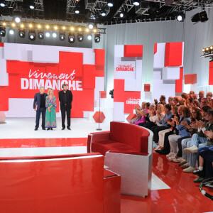 Pour sa première de la saison, Michel Drucker sera accompagné de nombreux invités dans "Vivement dimanche" sur France 3
Exclusif - Michel Drucker, Olivier de Benoist et sa femme Caroline de Benoist - Enregistrement de l'émission "Vivement Dimanche", présentée par M.Drucker et diffusée le 15 septembre sur France 3. Le 10 septembre 2024 © Guillaume Gaffiot / Bestimage 