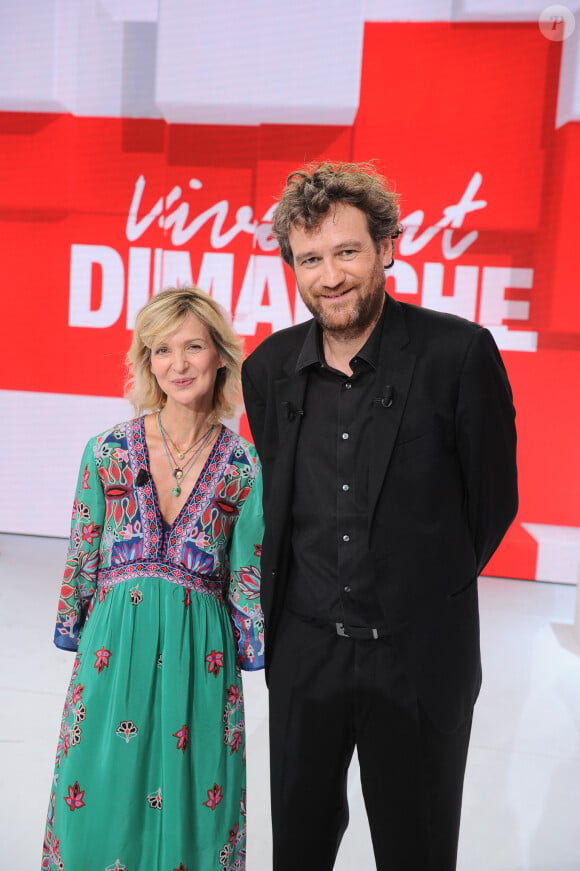 Olivier de Benoist et sa femme Caroline siègeront dans le célèbre canapé rouge de Michel Drucker dans "Vivement dimanche" le 15 septembre 2024 sur France 3
Exclusif - Olivier de Benoist et sa femme Caroline de Benoist - Enregistrement de l'émission "Vivement Dimanche", présentée par M.Drucker et diffusée le 15 septembre sur France 3. Le 10 septembre 2024 © Guillaume Gaffiot / Bestimage