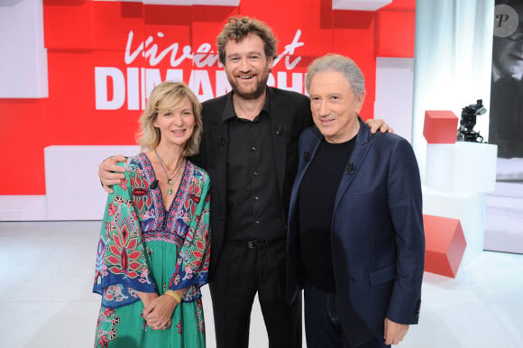 Exclusif - Olivier de Benoist, sa femme Caroline de Benoist et Michel Drucker - Enregistrement de l'émission "Vivement Dimanche", présentée par M.Drucker et diffusée le 15 septembre sur France 3. Le 10 septembre 2024 © Guillaume Gaffiot / Bestimage 