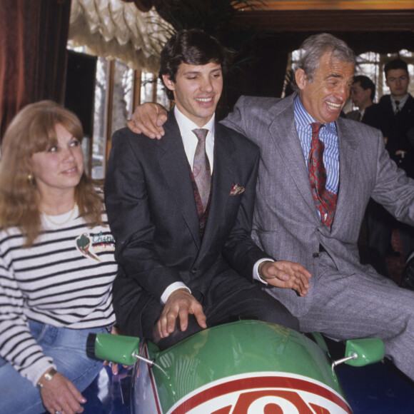 Jean-Paul Belmondo et Élodie Constantin se sont rencontrés dans les années 50
Paul Belmondo avec sa mère Élodie et son père Jean-Paul Belmondo