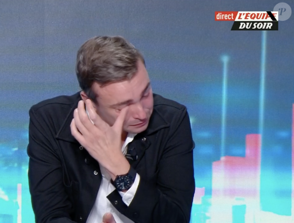 Betrand Latour, le journaliste de l'Equipe TV craque en faisant ses adieux.