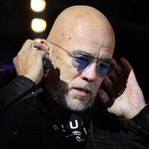 Pascal Obispo donne un concert sur la plage du Mimbeau sur la presqu'île du Cap-Ferret au profit de la 36ème édition du Téléthon, le 3 Decembre 2022. Plus tôt dans la journée, le chanteur avait participé à une marche solidaire, dans le cadre du Téléthon. © Patrick Bernard / Bestimage 