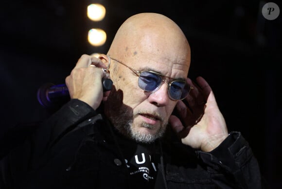 Pascal Obispo donne un concert sur la plage du Mimbeau sur la presqu'île du Cap-Ferret au profit de la 36ème édition du Téléthon, le 3 Decembre 2022. Plus tôt dans la journée, le chanteur avait participé à une marche solidaire, dans le cadre du Téléthon. © Patrick Bernard / Bestimage 