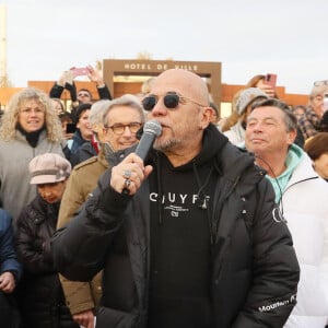 Pascal Obispo - P.Obispo, invité d'honneur de la marche solidaire pour le Téléthon, à Lège-Cap-Ferret dans le bassin d'Arcachon. Le 3 décembre 2022 © Patrick Bernard / Bestimage