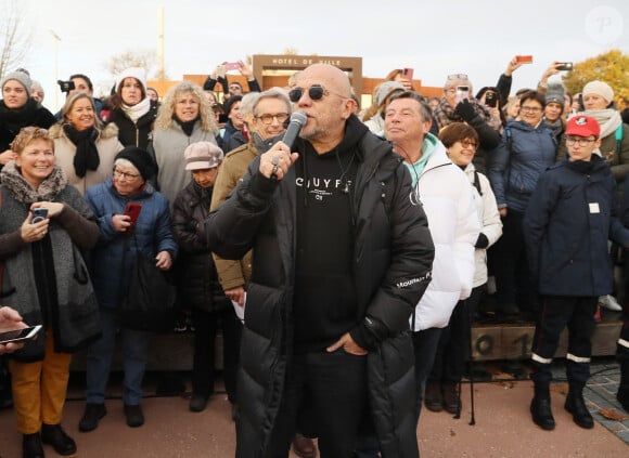 Pascal Obispo - P.Obispo, invité d'honneur de la marche solidaire pour le Téléthon, à Lège-Cap-Ferret dans le bassin d'Arcachon. Le 3 décembre 2022 © Patrick Bernard / Bestimage