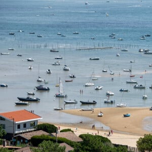 Lege-Cap-Ferret (33) : vue sur les bateaux sur le banc du Mimbeau et le bassin d'Arcachon - Photo by Delmarty J/ANDBZ/ABACAPRESS.COM