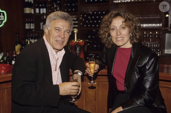 En France, à Paris, Guy Bedos et Mireille Dumas assis au LEWI'S CAFE le 22 mai 1997.