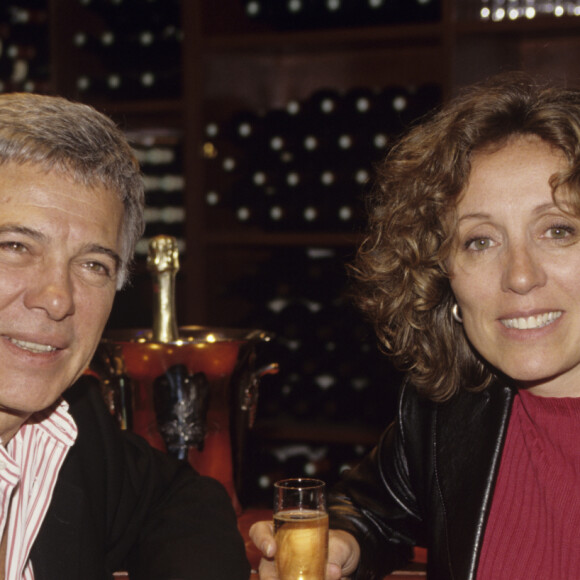 En France, à Paris, Guy Bedos et Mireille Dumas assis au LEWI'S CAFE le 22 mai 1997.