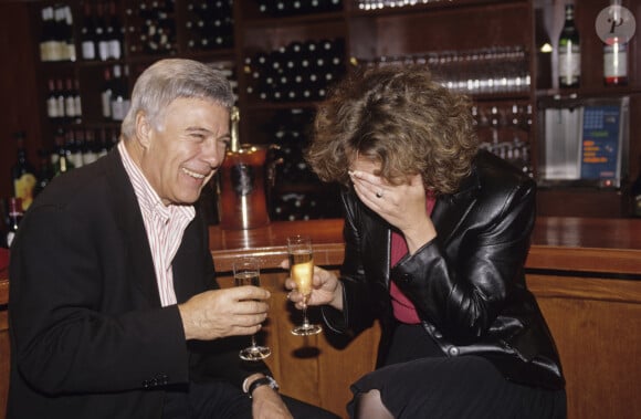 En France, à Paris, Guy Bedos et Mireille Dumas assis au LEWI'S CAFE le 22 mai 1997.