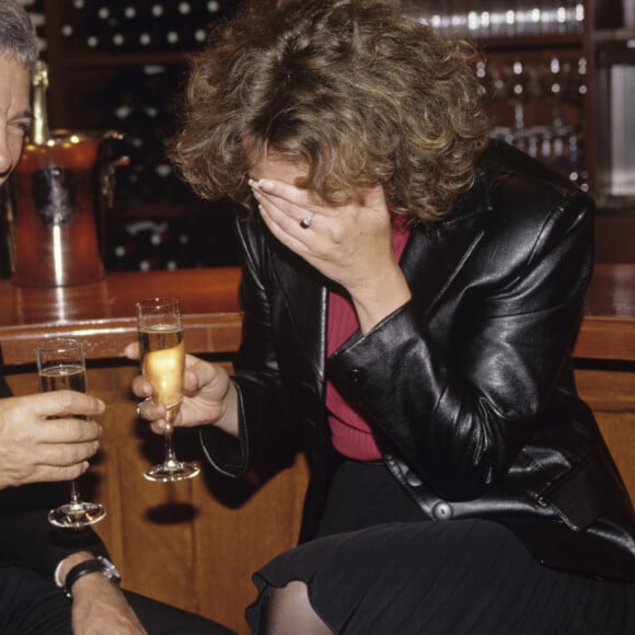 En France, à Paris, Guy Bedos et Mireille Dumas assis au LEWI'S CAFE le 22 mai 1997.