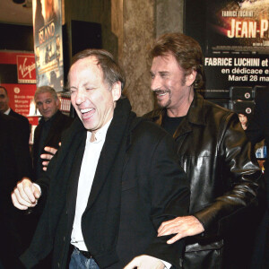 Les acteurs de 'Jean-Philippe' Johnny Hallyday (r) et Fabrice Luchini arrivent à la signature du CD de la bande originale de leur nouveau film au Virgin Megastore des Champs Elysées à Paris le 28 mars 2006. Photo par Laurent Zabulon/ABACAPRESS.COM