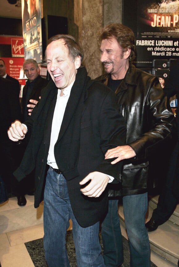 Les acteurs de 'Jean-Philippe' Johnny Hallyday (r) et Fabrice Luchini arrivent à la signature du CD de la bande originale de leur nouveau film au Virgin Megastore des Champs Elysées à Paris le 28 mars 2006. Photo par Laurent Zabulon/ABACAPRESS.COM