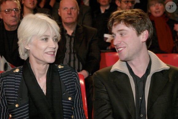 En France, à Paris, lors des 20EMES VICTOIRES DE LA MUSIQUES 2005 au Zénith, Françoise HARDY et son fils Thomas DUTRONC