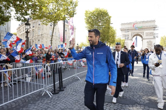 Mais le président du comité d'organisation des Jeux va-t-il enfin prendre un peu de repos ? 
Tony Estanguet lors du défilé des athlètes français ayant participé aux Jeux olympiques et paralympiques de Paris 2024, sur l'avenue des Champs-Élysées à Paris, France, le 14 septembre 2024. Photo par Romuald Meigneux/Pool/ABACAPRESS.COM