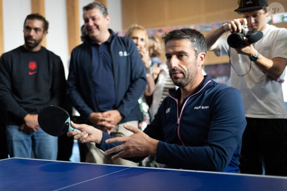 Le président français du Comité d'organisation des Jeux olympiques et paralympiques de 2024 à Paris, Tony Estanguet, lors d'une présentation de para tennis de table pendant la visite d'un Mini Club dans une école, le 4 septembre 2024 à Paris. Les Mini Clubs 2024 sont des espaces de célébration créés pour les enfants et les adolescents dans les écoles, les établissements ou les centres de loisirs pendant les Jeux Paralympiques et la rentrée scolaire. Photo par Raphael Lafargue/ABACAPRESS.COM