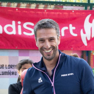 Le président français du comité d'organisation des Jeux olympiques et paralympiques de 2024 à Paris, Tony Estanguet, et le para-athlète français Jules Ribstein participent à une présentation de boxe lors de la visite d'un Mini Club dans une école, le 4 septembre 2024 à Paris. Les Mini Clubs 2024 sont des espaces de célébration créés pour les enfants et les adolescents dans les écoles, les établissements ou les centres de loisirs pendant les Jeux Paralympiques et la rentrée scolaire. Photo par Raphael Lafargue/ABACAPRESS.COM