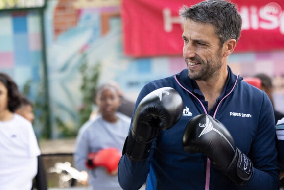 Le président français du Comité d'organisation des Jeux olympiques et paralympiques de 2024 à Paris, Tony Estanguet, participe à une présentation de boxe lors de la visite d'un Mini Club dans une école, le 4 septembre 2024 à Paris. Les Mini Clubs 2024 sont des espaces de célébration créés pour les enfants et les adolescents dans les écoles, les établissements ou les centres de loisirs pendant les Jeux Paralympiques et la rentrée scolaire. Photo par Raphael Lafargue/ABACAPRESS.COM