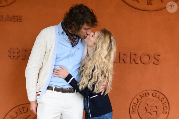 Samedi 14 septembre 2024, elle a une nouvelle fois dit "oui" pour la vie à son mari Hugo Cremaschi lors d'une cérémonie organisée en Grèce
Victoria Monfort et son Hugo Cremaschi assistent aux Internationaux de France 2024 à Roland Garros le 2 juin 2024 à Paris, France. Photo par Laurent Zabulon/ABACAPRESS.COM