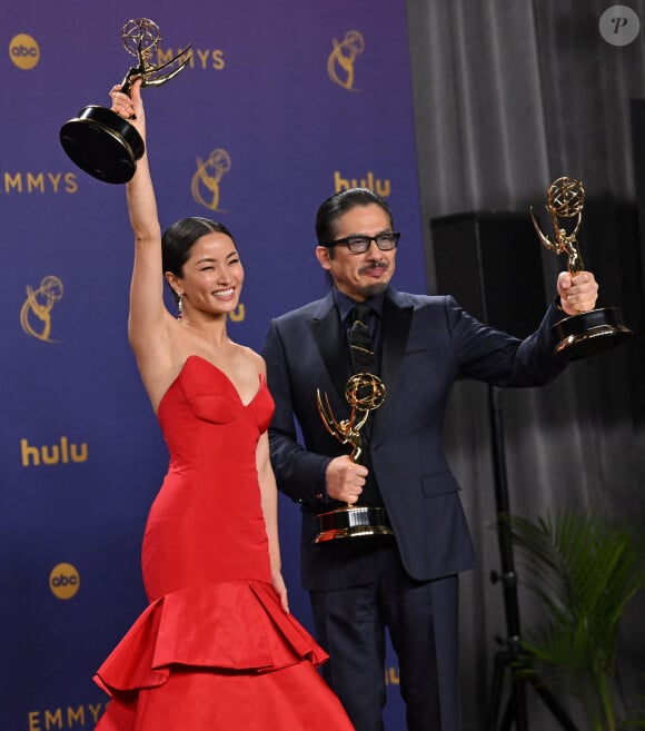 Ainsi de nombreuses séries et acteurs ont été récompensées !
Anna Sawai tient son Emmy de l'actrice principale la plus remarquable dans une série dramatique et Hiroyuki Sanada tient son Emmy de l'acteur principal le plus remarquable dans une série dramatique pour " Shogun ", dans les coulisses de la 76e cérémonie annuelle des Primetime Emmy Awards au Peacock Theater à Los Angeles, CA, USA, le dimanche 15 septembre 2024.