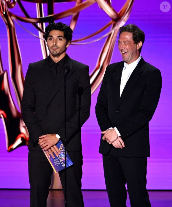 Taylor Zakhar Perez et Ebon Moss-Bachrach apparaissent sur scène lors de la 76e cérémonie annuelle des Primetime Emmy Awards au Peacock Theater à Los Angeles le dimanche 15 septembre 2024.