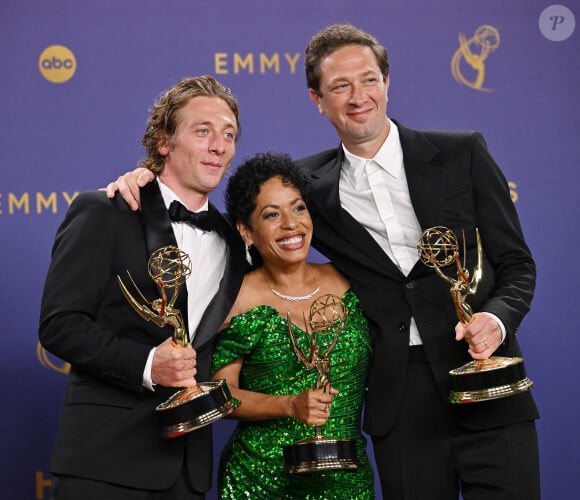 Jeremy Allen White, lauréat du prix du meilleur acteur dans une série comique, Liza Colón-Zayas, lauréate du prix du meilleur second rôle dans une série comique et Ebon Moss-Bachrach, lauréat du prix du meilleur second rôle dans une série comique pour " The Bear " en coulisses lors de la 76e cérémonie annuelle des Primetime Emmy Awards au Peacock Theater à Los Angeles, le dimanche 15 septembre 2024.