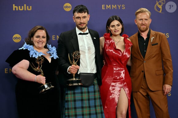 Les acteurs de "Baby Reindeer" (Mon petit renne) (de gauche à droite) Jessica Gunning, Richard Gadd, Nava Mau et Tom Goodman-Hill posent en coulisses lors de la 76e cérémonie annuelle des Primetime Emmy Awards au Peacock Theater à Los Angeles, le dimanche 15 septembre 2024. Photo de Chris Chew.