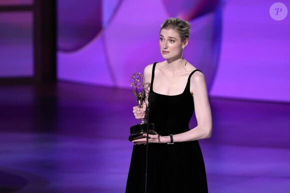 Elizabeth Debicki accepte le prix du meilleur second rôle féminin dans une série dramatique pour son rôle dans " The Crown " lors de la 76e cérémonie des Emmy Awards au Peacock Theater le dimanche 15 septembre 2024 à Los Angeles, CA, USA.