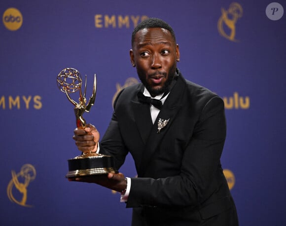 Lamorne Morris tient son Emmy pour le meilleur second rôle dans une série ou un film limité ou d'anthologie pour " Fargo " dans les coulisses de la 76e cérémonie annuelle des Primetime Emmy Awards au Peacock Theater à Los Angeles, le dimanche 15 septembre 2024.