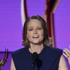 La 76e et tant attendue cérémonie des Emmy Awards 2024, s'est orchestrée dimanche 15 septembre, au Peacock Theater à Los Angeles.
Jodie Foster accepte le prix de l'actrice principale dans une série ou un film limité ou d'anthologie pour " True Detective " sur scène lors de la 76e cérémonie annuelle des Primetime Emmy Awards au Peacock Theater à Los Angeles, le dimanche 15 septembre 2024.