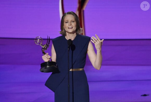 La 76e et tant attendue cérémonie des Emmy Awards 2024, s'est orchestrée dimanche 15 septembre, au Peacock Theater à Los Angeles.
Jodie Foster accepte le prix de l'actrice principale dans une série ou un film limité ou d'anthologie pour " True Detective " sur scène lors de la 76e cérémonie annuelle des Primetime Emmy Awards au Peacock Theater à Los Angeles, le dimanche 15 septembre 2024.