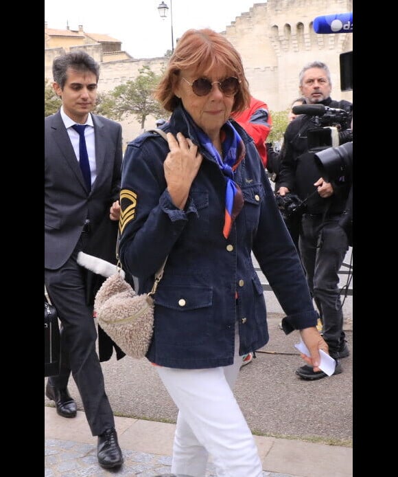 Gisèle Pélicot et son avocat Stéphane Babonneau - Reprise du procès des viols de Mazan: Gisèle Pélicot et quelques uns des prévenus arrivent au palais de justice d'Avignon lors du procès de son ancien compagnon Dominique Pelicot, accusé de l'avoir droguée pendant près de dix ans et d'avoir invité des inconnus à la violer à leur domicile de Mazan, une petite ville du sud de la France, à Avignon, le 16 septembre 2024. Un tribunal de la ville méridionale d'Avignon juge Dominique Pelicot, un retraité de 71 ans, pour avoir violé à plusieurs reprises et enrôlé des dizaines d'étrangers pour violer sa femme fortement sous sédatifs dans son propre lit pendant une décennie. Cinquante autres hommes, âgés de 26 à 74 ans, sont également jugés pour leur implication présumée, dans une affaire qui a horrifié la France. Les procédures judiciaires, qui se déroulent jusqu'en décembre, sont ouvertes au public à la demande de l'ex-femme et victime de Dominique Pelicot. © Franz Chavaroche/Bestimage