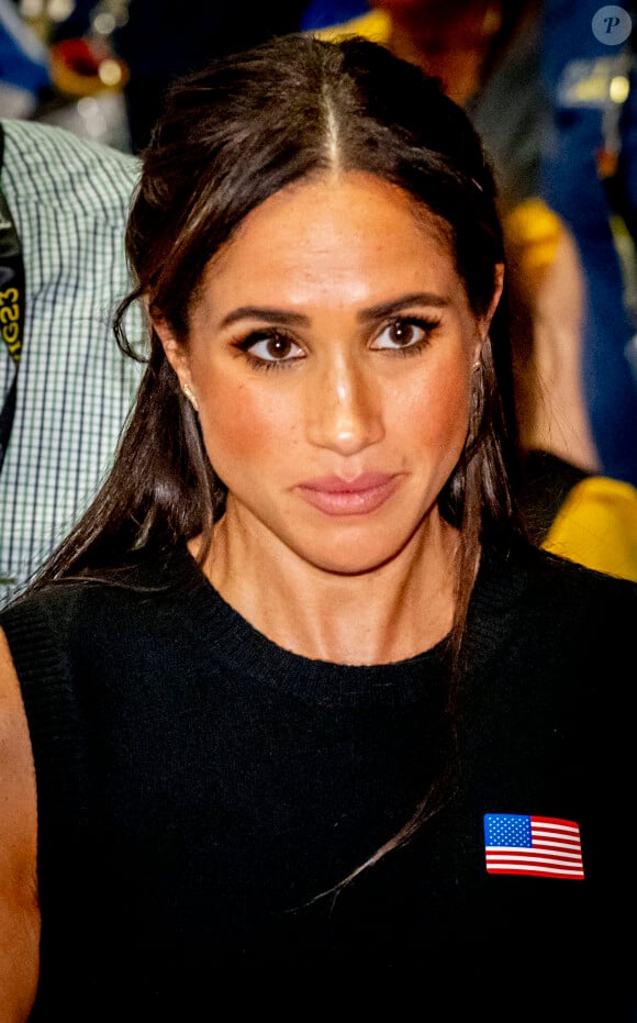 Meghan Markle est surnommée "Duchesse difficle" par ses employés qui la trouvent intimidante
Le prince Harry et Meghan Markle assistent à la finale de basket en fauteuil roulant lors des Invictus Games à Dusseldorf